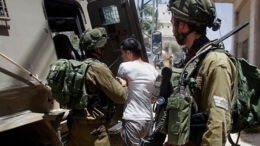 العدو الصهيوني يعتقل أربعة شبان فلسطينيين من بلدة عناتا بالقدس
