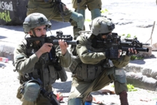 العدو الصهيوني يصيب فلسطينيا بالرصاص خلال اقتحام رام الله