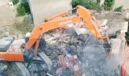 سلطات العدو الإسرائيلي تهدم منزلا في جسر الزرقاء داخل أراضي عام 48
