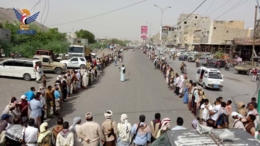 وقفات في مديريات محافظة الحديدة تبارك الانجازات الأمنية وتفوض قائد الثورة
