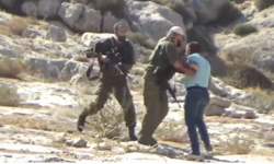 العدو الإسرائيلي يعتقل فلسطينيا بعد الاعتداء عليه في مسافر يطا