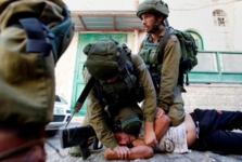 العدو الإسرائيلي ينكل بشاب فلسطيني أثناء مروره على حاجز عسكري قرب دير بلوط