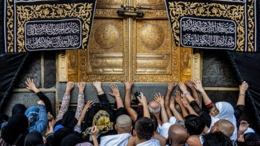 الحج بين الدم والمال.. مأساة بيت الله الحرام في عهد آل سعود