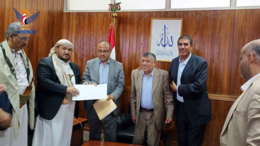 رئيس هيئة مكافحة الفساد يتسلم إقرار الذمة المالية من رئيس الهيئة العامة للزكاة