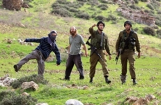 استشهاد فلسطيني وإصابة آخرين في هجوم للمستوطنين على بلدة سنجل