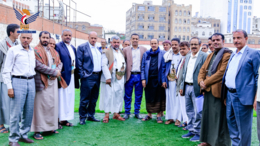 المؤيدي ومطلق يتفقدان أعمال تعشيب ملعب الظرافي