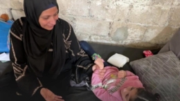 "الحرق الأكبر في قلبي".. أم غزية جريحة تبكي ابنها المبتور وطفلتها المهددة بالموت