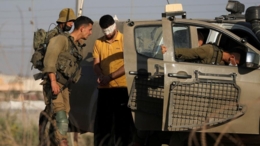 قوات العدو الصهيوني تعتقل أربعة فلسطينيين من الضفة الغربية