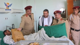 قيادات عسكرية يزورون الجرحى والمرضى في المستشفى العسكري