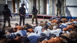 جندي إسرائيلي يكشف تفاصيل تعذيب الأسرى الفلسطينيين في "سديه تيمان"