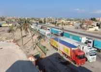 مركز حقوقي: خمس شاحنات دخلت غزة اليوم بينها شاحنتان محملتان بالأكفان