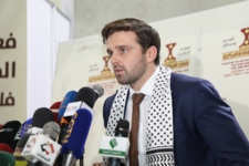 الناشط الأمريكي "هينكل" مخاطبا حاملة الطائرات ترومان ومن عليها: ستهزمون ولن تنجحوا