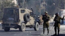 العدو الصهيوني يداهم منازل بالمنطقة الجنوبية من مدينة الخليل وينكل بالفلسطينيين