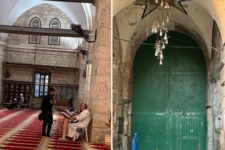العدو الإسرائيلي يغلق أبواب المسجد الأقصى بالتزامن مع فرض "إغلاق شامل" على الضفة