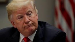 أكاديميةُ الزَّيفِ والهلوسةِ الترامبية… حينُ تُدارُ الحروبُ بعقلٍ مكسور