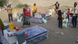 الحديدة.. الهلال الأحمر يقدم مساعدات للمتضررين من العدوان الأمريكي في مدينة أمين مقبل السكنية