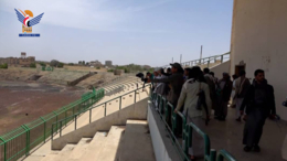 وزير الشباب ومحافظ عمران يتفقدان الاستاد الرياضي بمدينة عمران