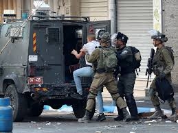 قوات العدو الصهيوني تعتقل 13 فلسطينيا من الضفة الغربية