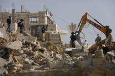 العدو الإسرائيلي يهدم أسوارا في عناتا شمال شرق القدس