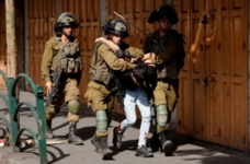 العدو الإسرائيلي يشن حملة مداهمات واعتقالات بالصفة طالت 17 فلسطينيا