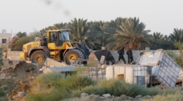 العدو الصهيوني يجبر مقدسيا على هدم منزله في العيسوية