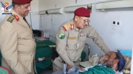 مساعد وزير الدفاع يزور الجرحى والمرضى في المستشفى العسكري ومركز القلب بصنعاء