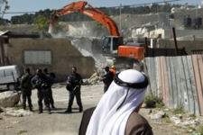العدو الإسرائيلي يسلم 8 إخطارات بالهدم ووقف البناء لمنازل فلسطينيين في سلفيت
