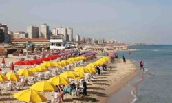  شاطئ​ غزة يتحول من متنفّس سياحي إلى مصبّ لمياه الصرف الصحي