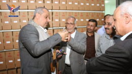 رئيس المركز الوطني للوثائق يطلع على آلية العمل في النافذة الواحدة بمؤسسة التأمينات