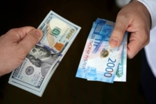 البنك المركزي الروسي يرفع سعر الروبل مقابل العملات الرئيسية