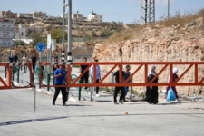 العدو الصهيوني يشدد من إجراءاته العسكرية على حاجز بيت فوريك