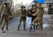العدو الإسرائيلي يعتقل 13 مواطنا فلسطينيا من الخليل