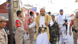 قيادة محافظة الحديدة تزور الجرحى والمرابطين في المستشفيات والمواقع الأمنية