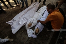 استشهاد ثمانية فلسطينيين إثر قصف العدو الصهيوني مدرستين ونقطة توزيع مساعدات بغزة