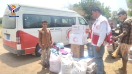  الهلال الأحمر اليمني يوزع مساعدات طارئة لـ14 أسرة متضررة جراء حوادث العيد في الحديدة
