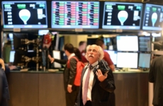 الأسهم الأمريكية تفقد اكثر من نصف مكاسبها التاريخية 