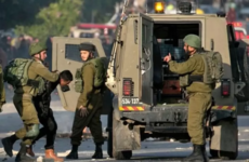 العدو الإسرائيلي يعتقل سبعة فلسطينيين من محافظة الخليل