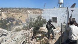 العدو الإسرائيلي يهدم خمسة منازل في بلدة اذنا غرب الخليل