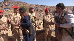 قيادات في كتائب الدعم والإسناد ومؤسسة المياه بالأمانة تزور المرابطين بجبهة حريب