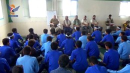 قيادة الدفاع الساحلي تطلّع على أنشطة الدورات الصيفية في الحديدة