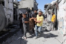 استشهاد 10 فلسطينيين في قصف لطيران العدو الصهيوني وسط مدينة غزة