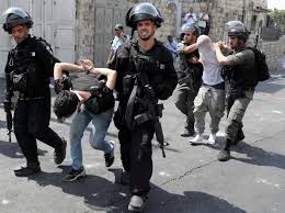 العدو الصهيوني يعتقل عشرة فلسطينيين خلال حملة اقتحامات  في الضفة المحتلة