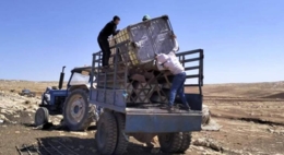 اعتداءات المستوطنين تدفع ست عائلات فلسطينية على الرحيل من خربة سمرة بالأغوار