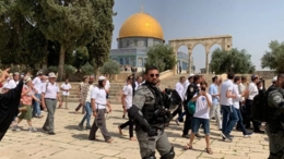 مستوطنون ينفذون مسيرات في القدس والعدو الصهيوني يمنع المصلين عن الأقصى