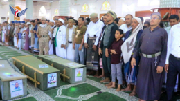الحديدة تشيع شهداء مجزرة ميناء رأس عيسى ويعلنون النفير لمواجهة العدو الأمريكي
