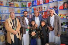 وزارة الإعلام تُكرم المواطن صلاح مجاهد بصعدة لصموده أمام الغارات الأمريكية