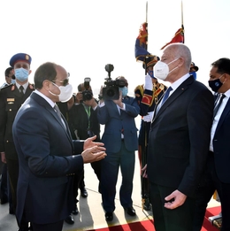 الرئيس التونسي في القاهرة لأول مرة.. ما الدعم الذي يبحث عنه السيسي مع سعيد حول أزمة “سد النهضة”؟