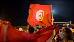 ربيع تونس يتحول إلى شتاء قارس