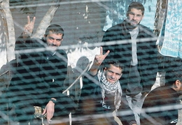 الأسرى الفلسطينيون.. يحاربون الاحتلال داخل سجونِهِم