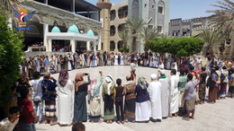 وقفات بالحديدة تطالب بمقاطعة السويد والدول المتورطة بحرق المصحف الشريف